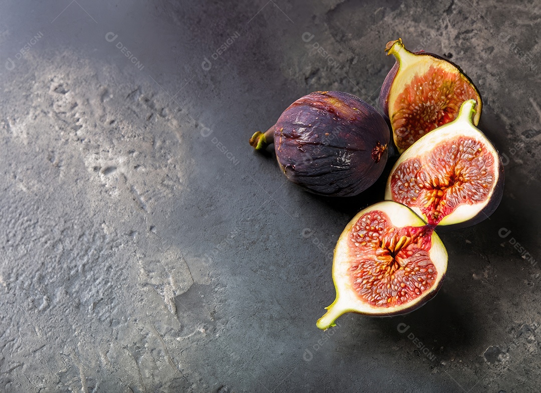Alguns figos em um cimento velho