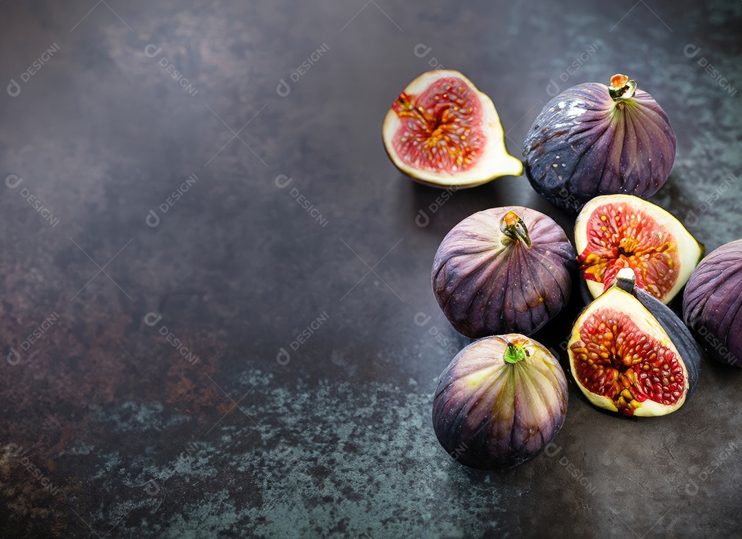 Alguns figos em um cimento velho