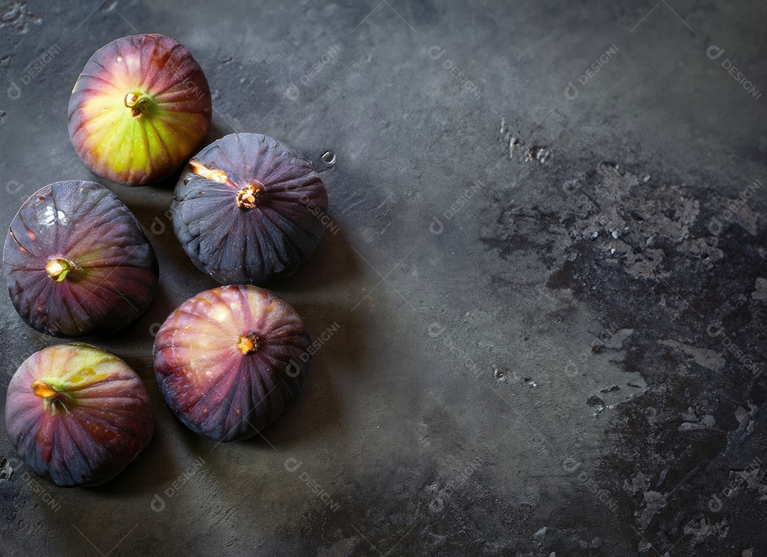 Alguns figos em um cimento velho