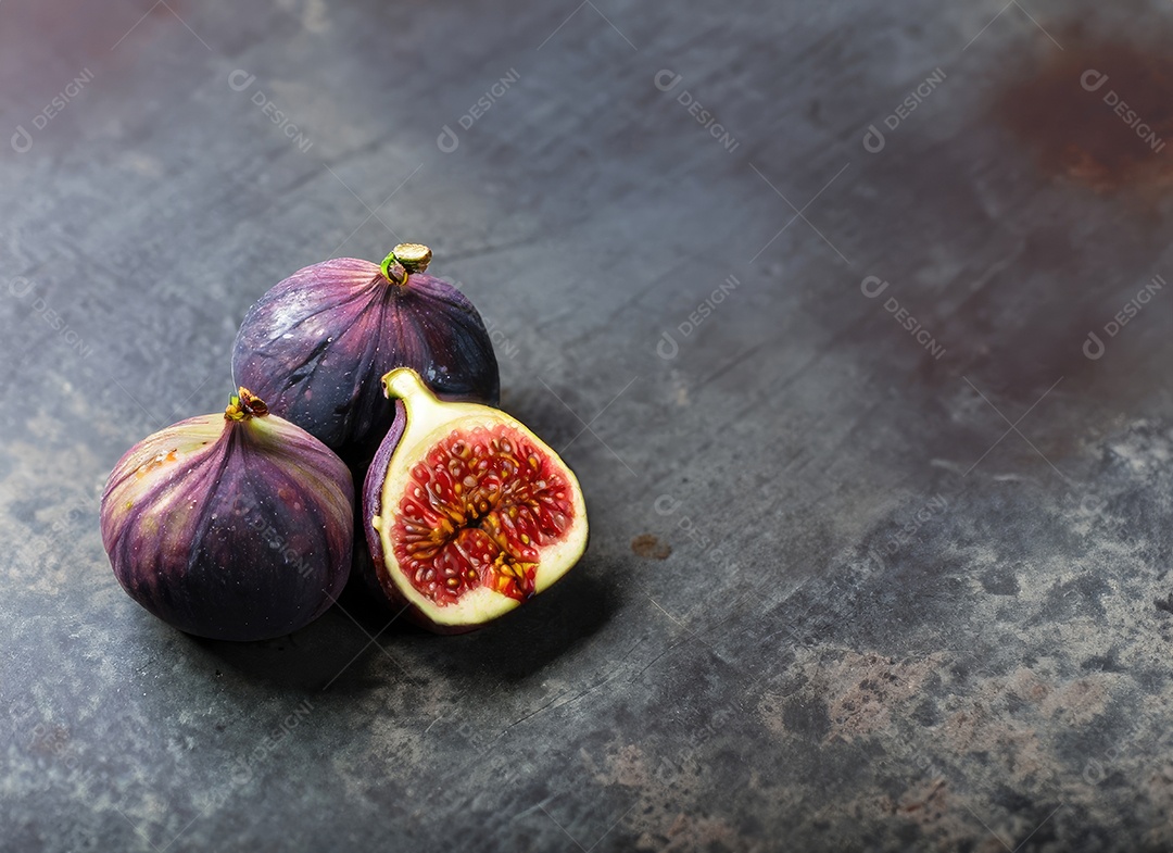 Alguns figos em um cimento velho