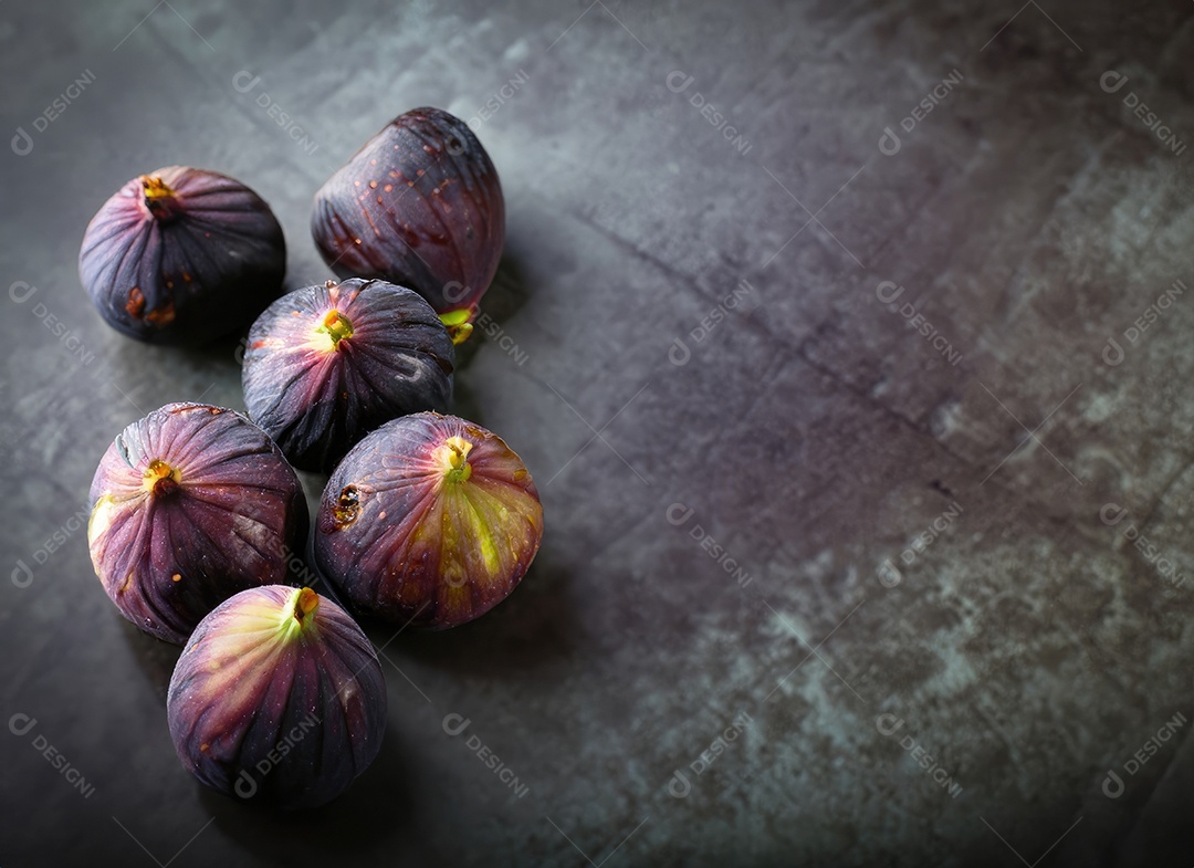 Alguns figos em um cimento velho