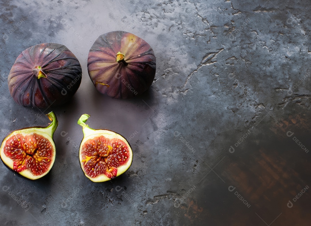 Alguns figos em um cimento velho