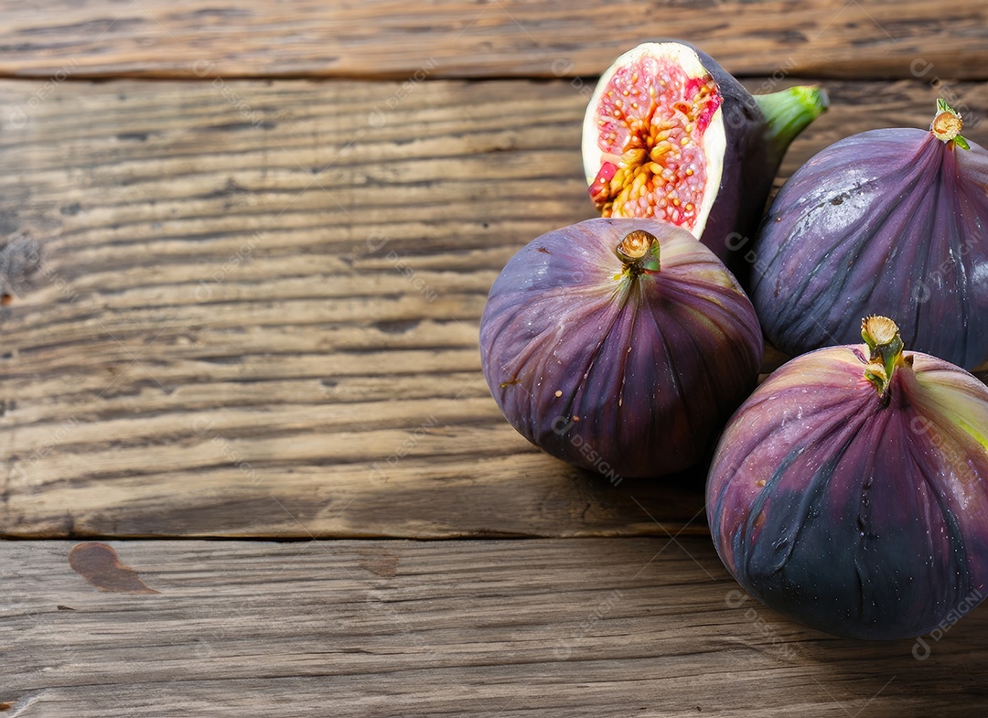 Alguns figos em um fundo de madeira velho