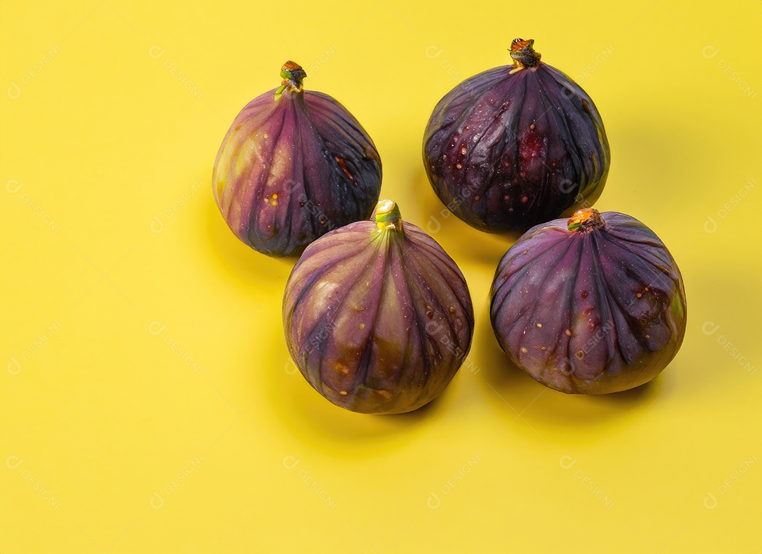 Alguns figos sobre fundo amarelo