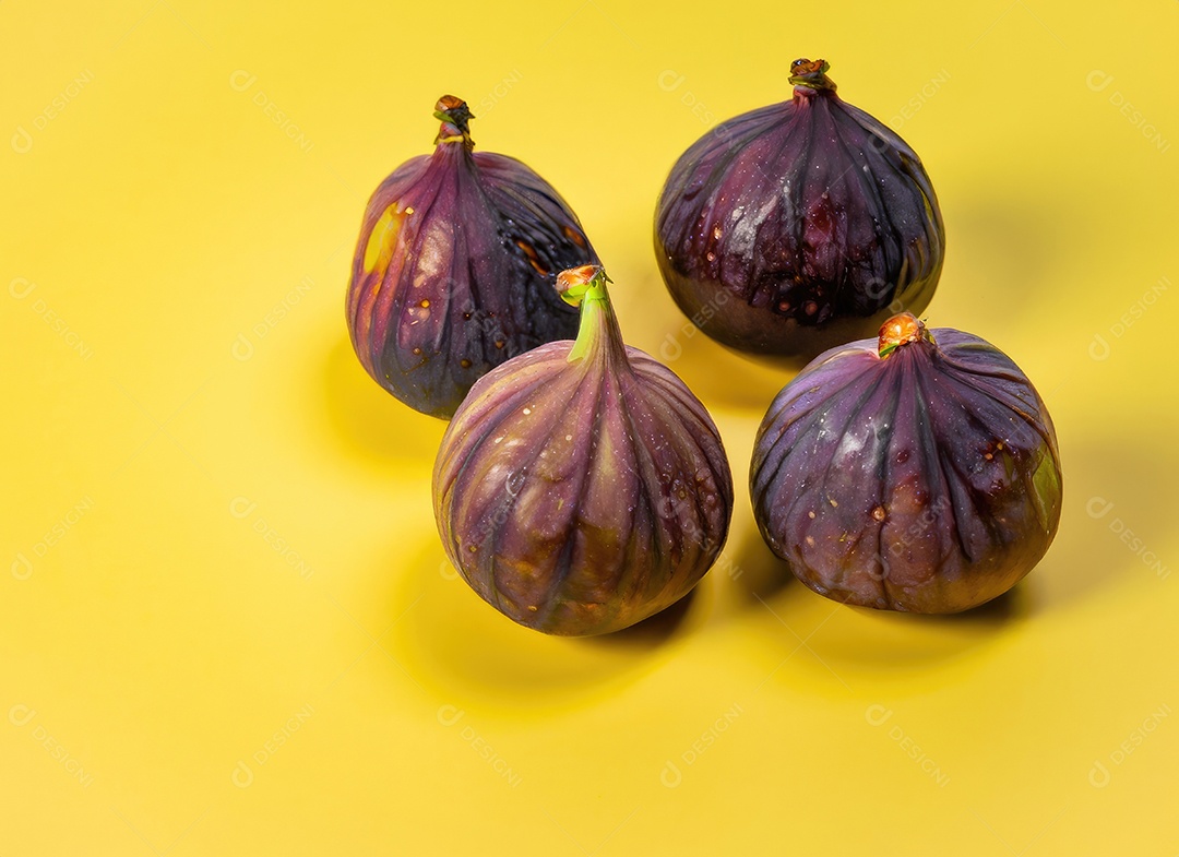 Alguns figos sobre fundo amarelo