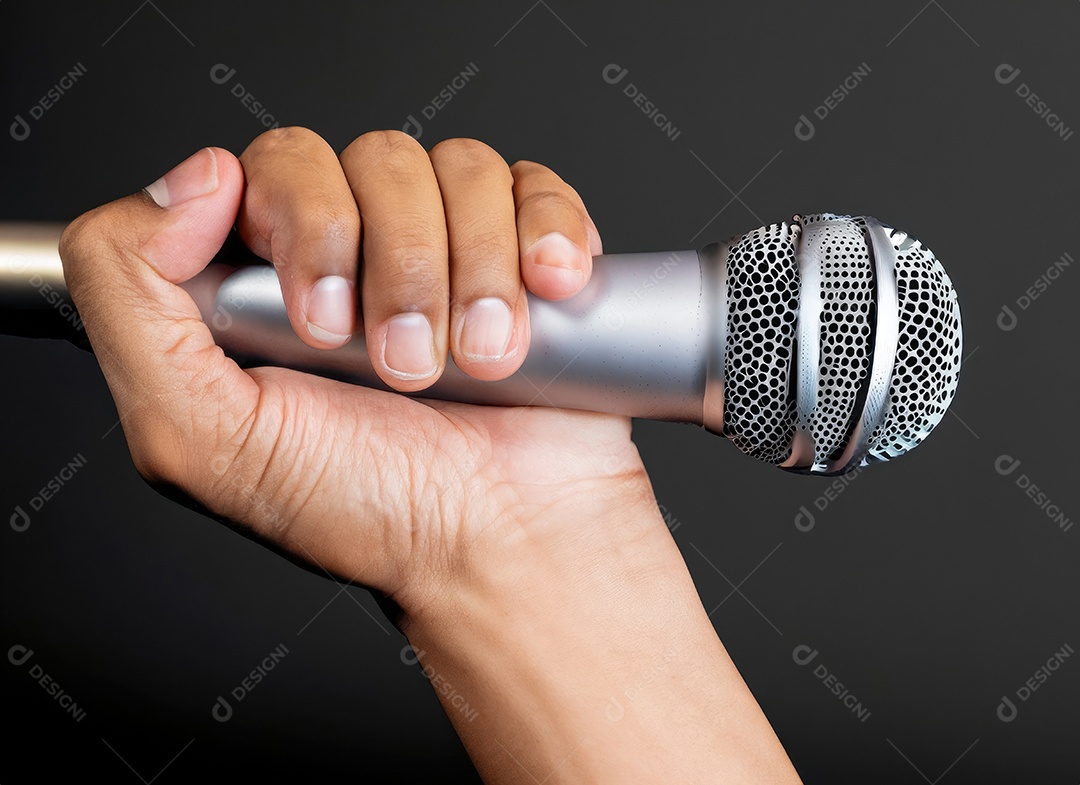 Mãos segurando um microfone em fundo preto