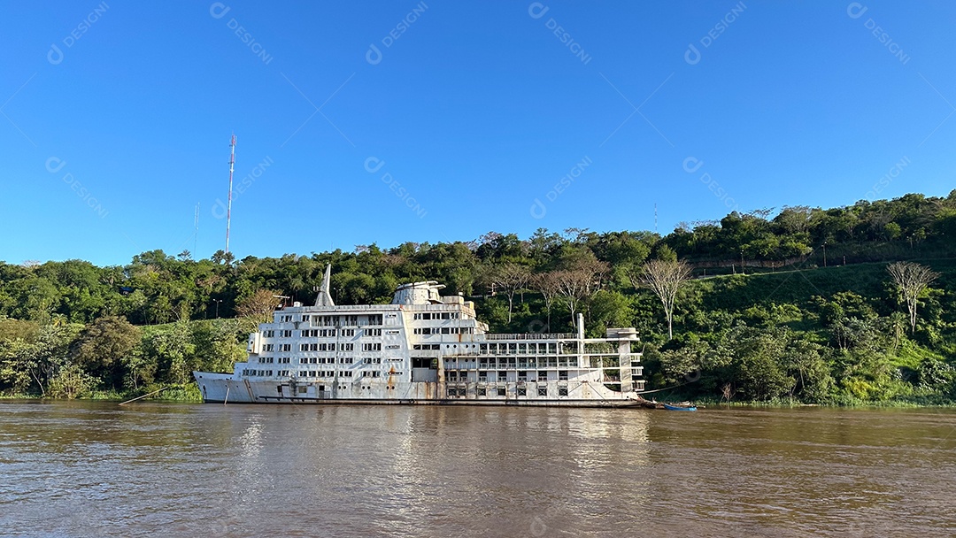 Nova ponte de integração moderna entre Brasil, Paraguai e Argentina. Foto tirada no Rio Iguaçu.