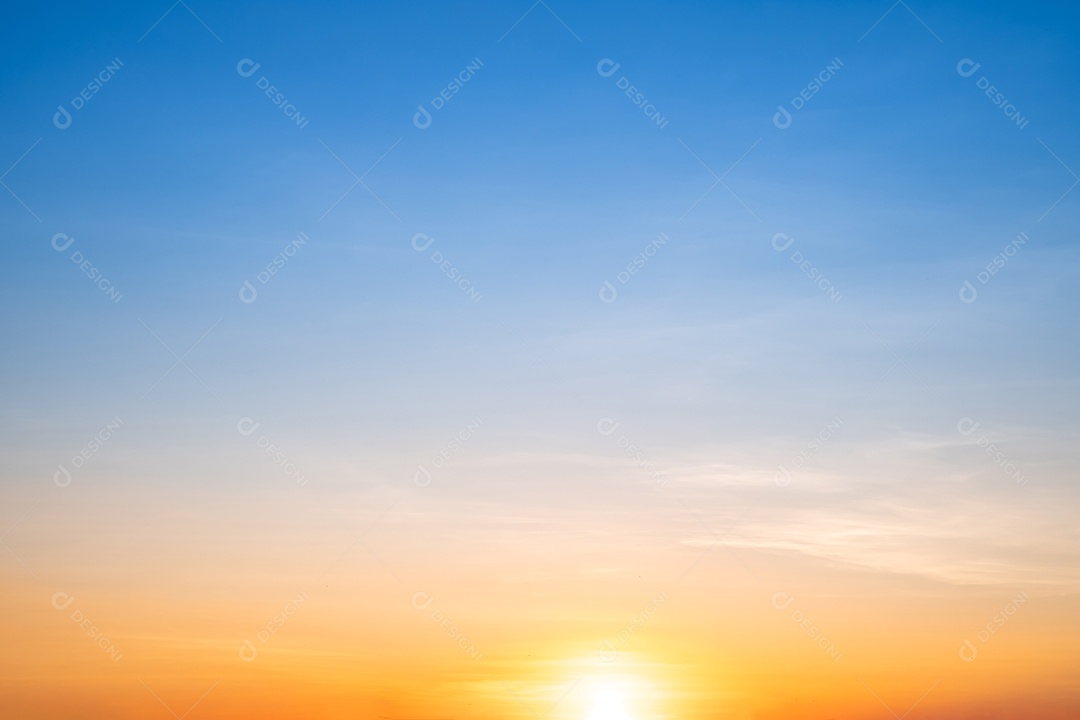 Lindas nuvens de ouro laranja com gradiente suave de luxo e luz solar no céu azul perfeito para o fundo