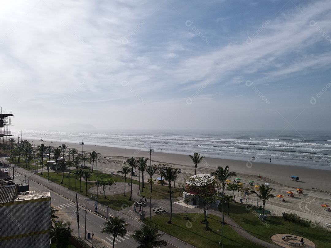 Vista da praia com céu azul