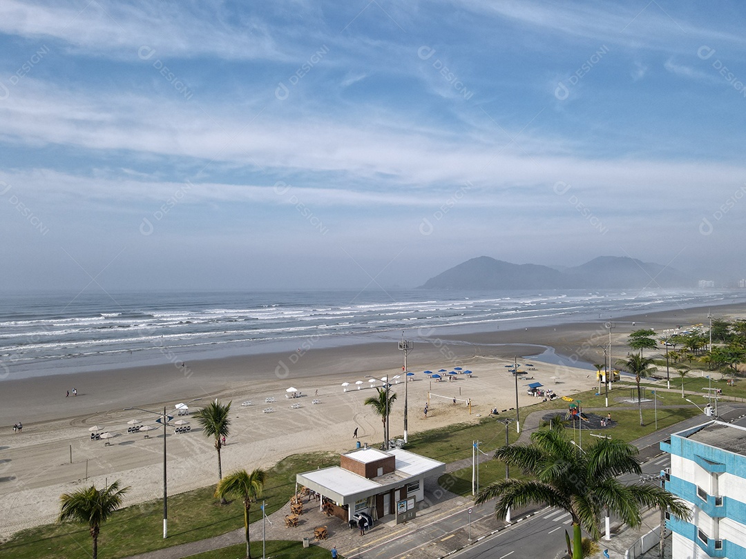 Vista da praia com céu azul