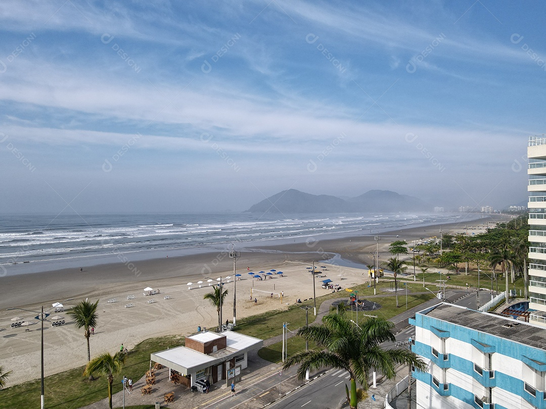 Vista da praia com céu azul