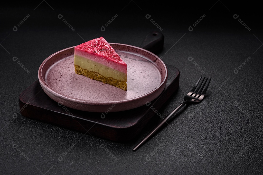 Delicioso bolo de cheesecake doce com queijo mascarpone, framboesas e geléia em um fundo escuro de concreto