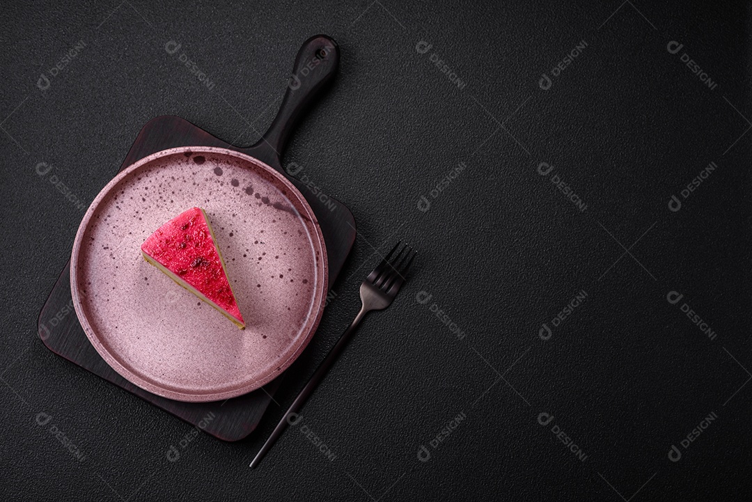 Delicioso bolo de cheesecake doce com queijo mascarpone, framboesas e geléia em um fundo escuro de concreto