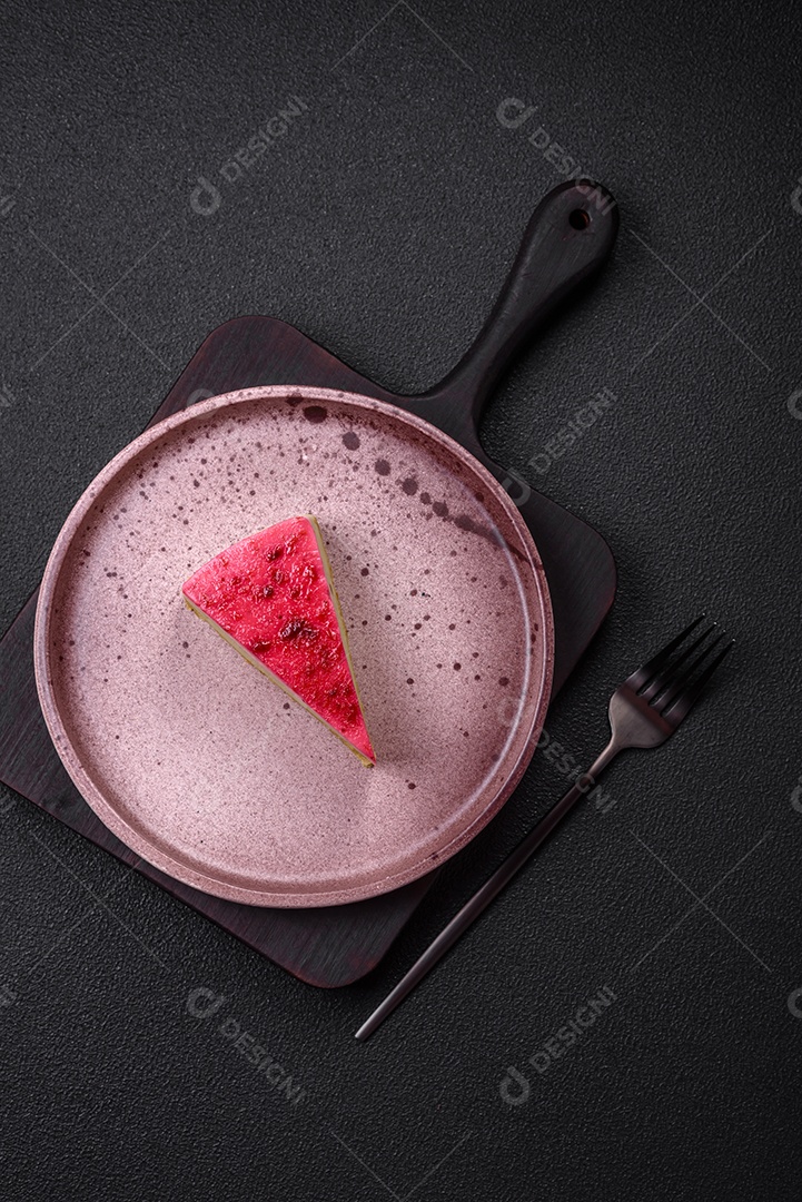 Delicioso bolo de cheesecake doce com queijo mascarpone, framboesas e geléia em um fundo escuro de concreto