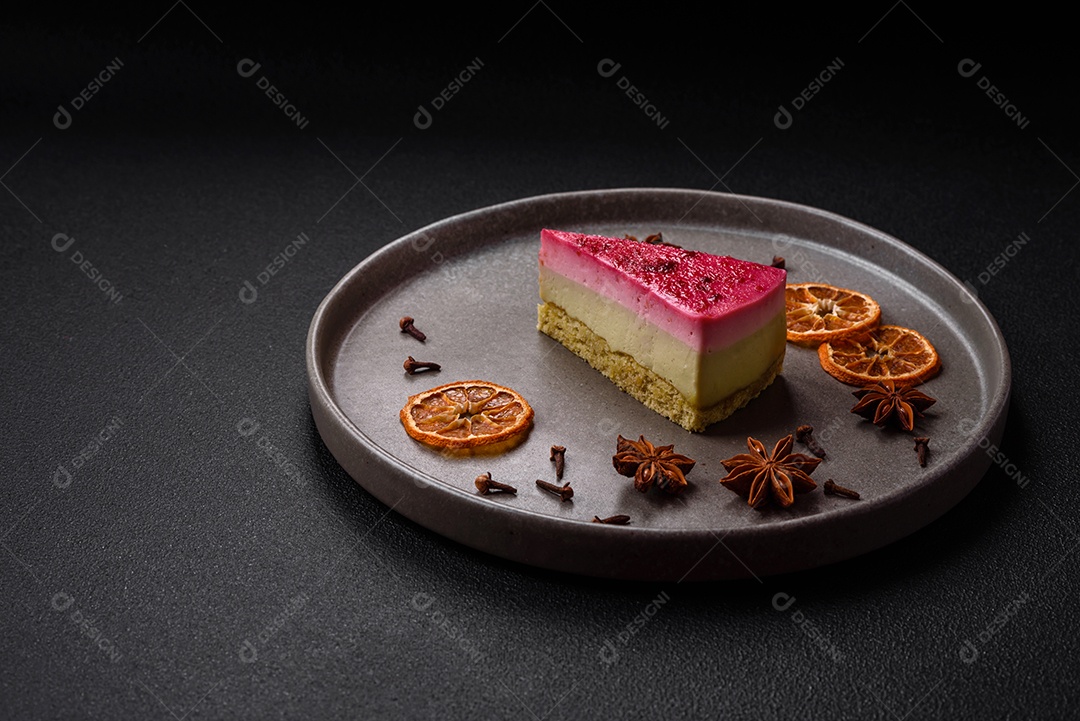 Delicioso bolo de cheesecake doce com queijo mascarpone, framboesas e geléia em um fundo escuro de concreto