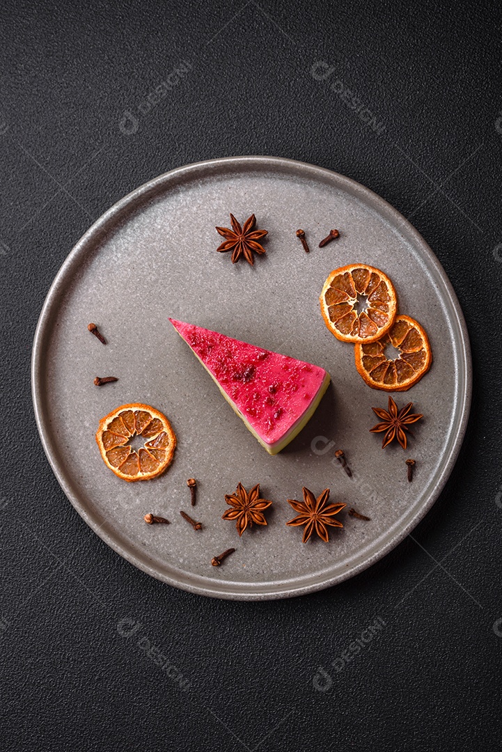Delicioso bolo de cheesecake doce com queijo mascarpone, framboesas e geléia em um fundo escuro de concreto