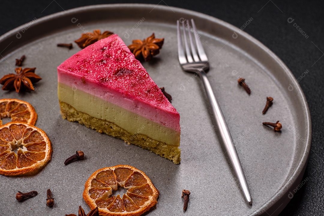 Delicioso bolo de cheesecake doce com queijo mascarpone, framboesas e geléia em um fundo escuro de concreto