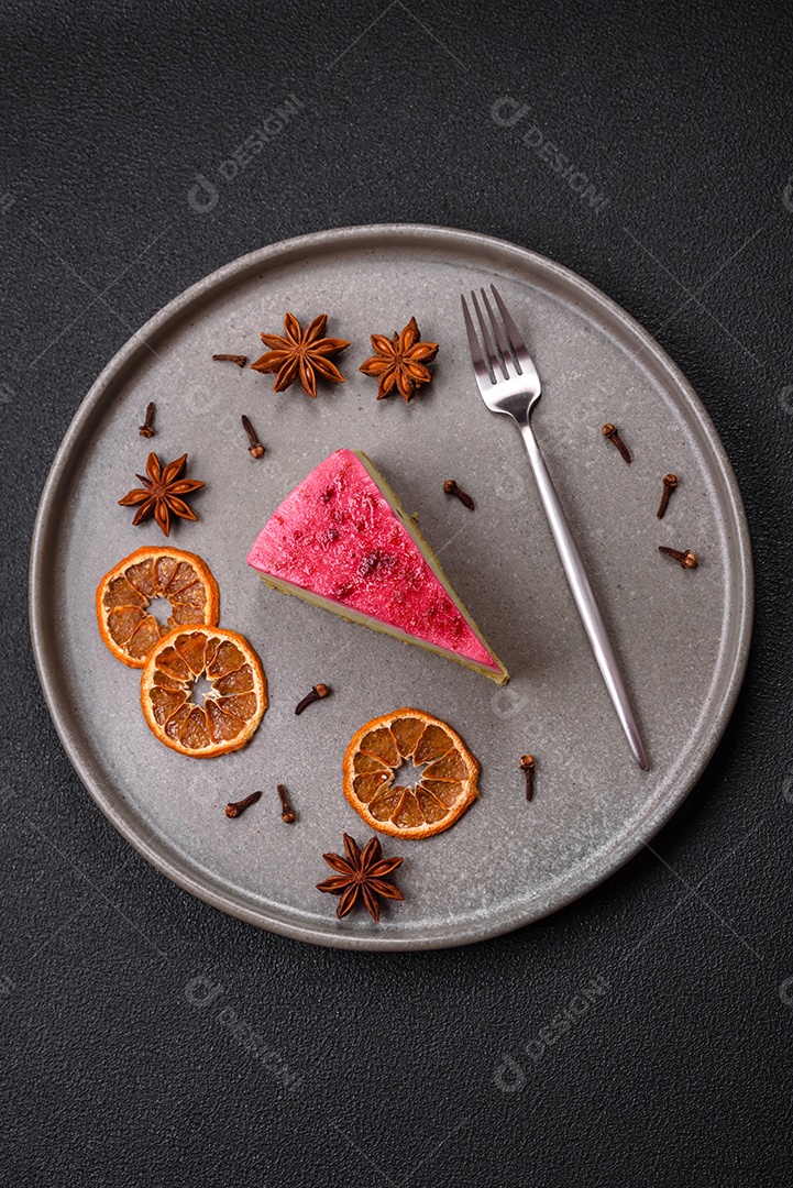 Delicioso bolo de cheesecake doce com queijo mascarpone, framboesas e geléia em um fundo escuro de concreto