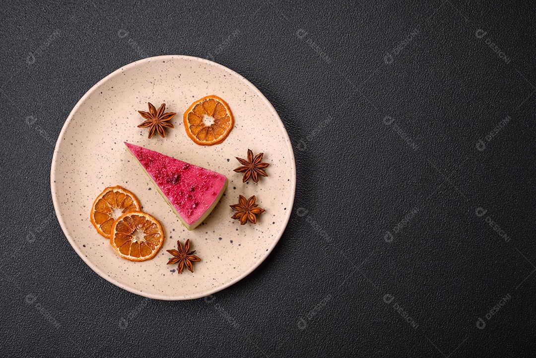 Delicioso bolo de cheesecake doce com queijo mascarpone, framboesas e geléia em um fundo escuro de concreto