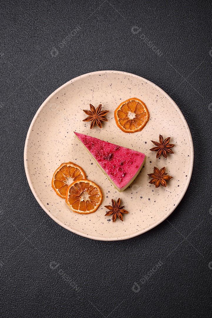 Delicioso bolo de cheesecake doce com queijo mascarpone, framboesas e geléia em um fundo escuro de concreto