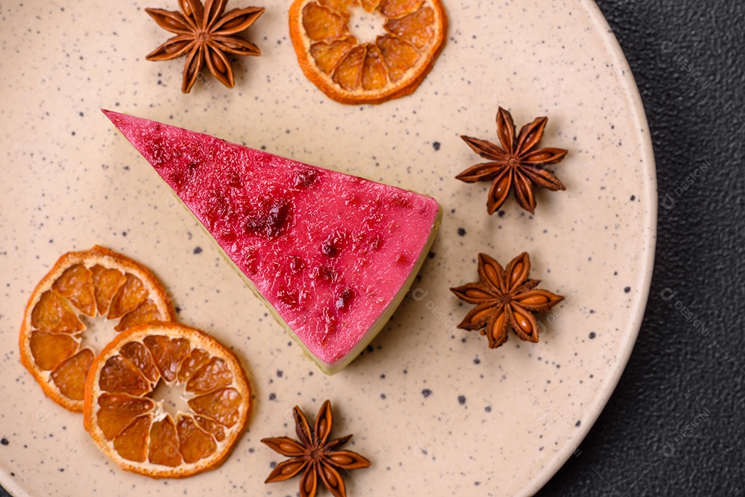 Delicioso bolo de cheesecake doce com queijo mascarpone, framboesas e geléia em um fundo escuro de concreto