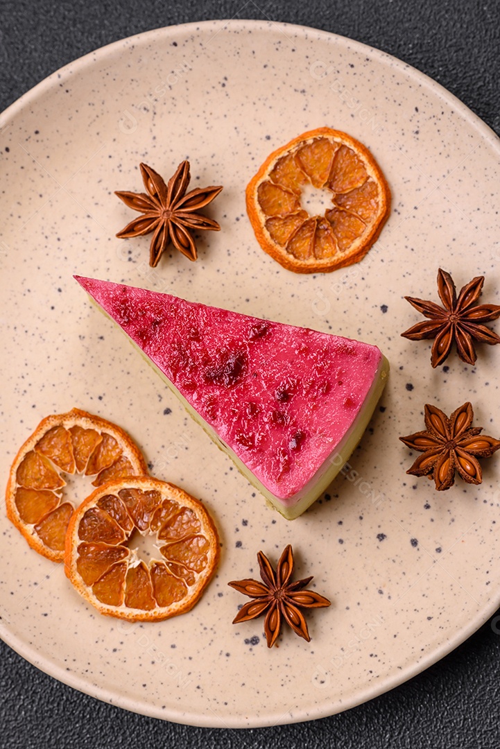 Delicioso bolo de cheesecake doce com queijo mascarpone, framboesas e geléia em um fundo escuro de concreto
