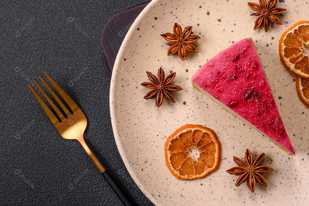 Delicioso bolo de cheesecake doce com queijo mascarpone, framboesas e geléia em um fundo escuro de concreto