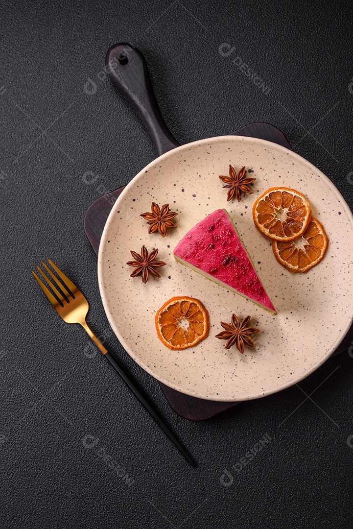 Delicioso bolo de cheesecake doce com queijo mascarpone, framboesas e geléia em um fundo escuro de concreto