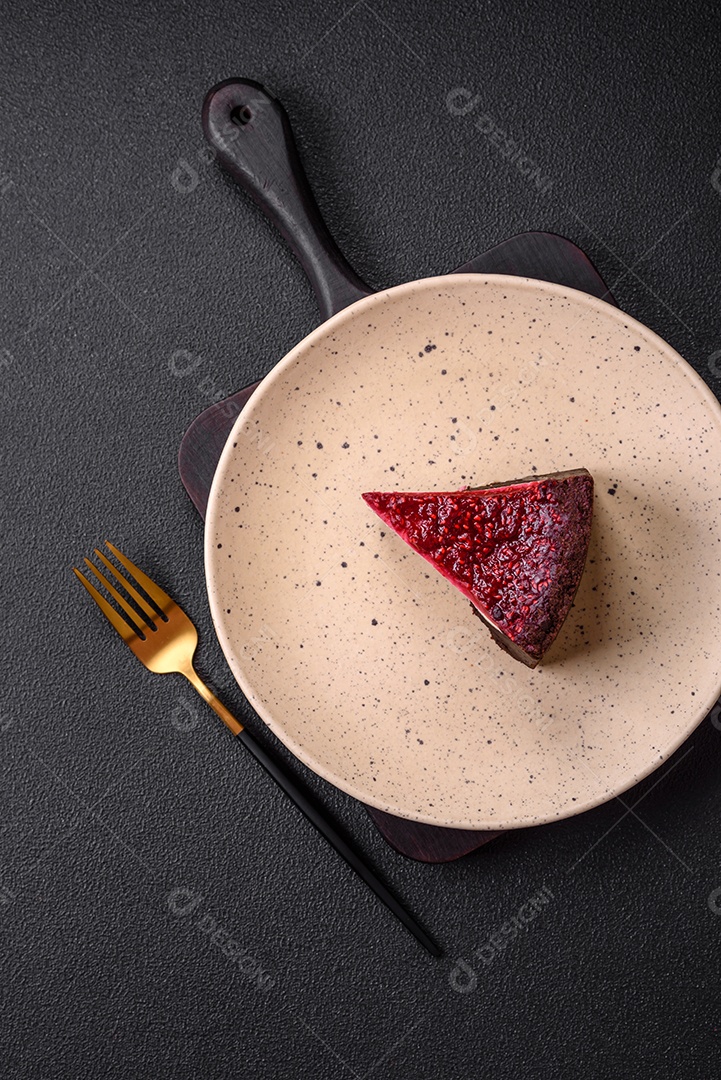 Delicioso bolo de cheesecake doce com queijo mascarpone, framboesas e geléia em um fundo escuro de concreto