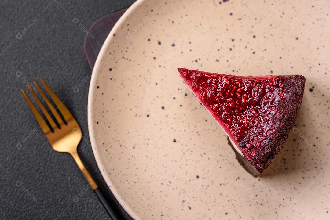 Delicioso bolo de cheesecake doce com queijo mascarpone, framboesas e geléia em um fundo escuro de concreto