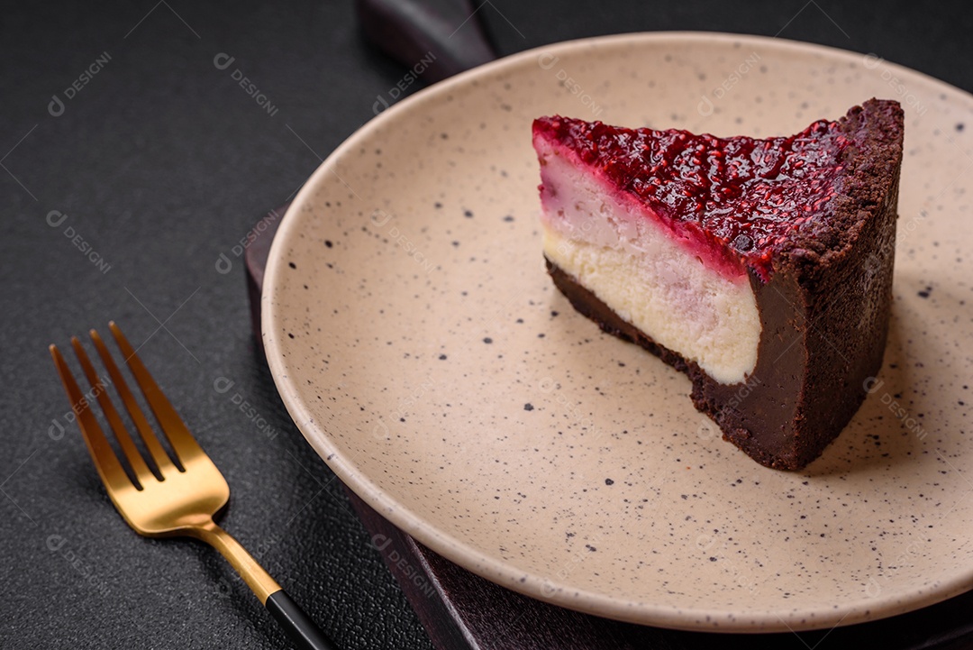 Delicioso bolo de cheesecake doce com queijo mascarpone, framboesas e geléia em um fundo escuro de concreto