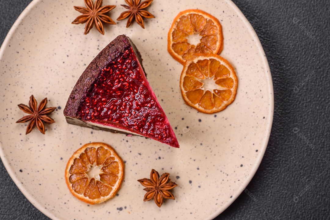 Delicioso bolo de cheesecake doce com queijo mascarpone, framboesas e geléia em um fundo escuro de concreto