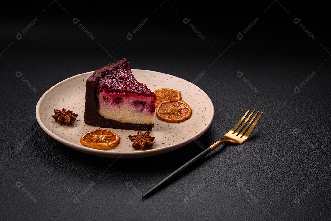 Delicioso bolo de cheesecake doce com queijo mascarpone, framboesas e geléia em um fundo escuro de concreto