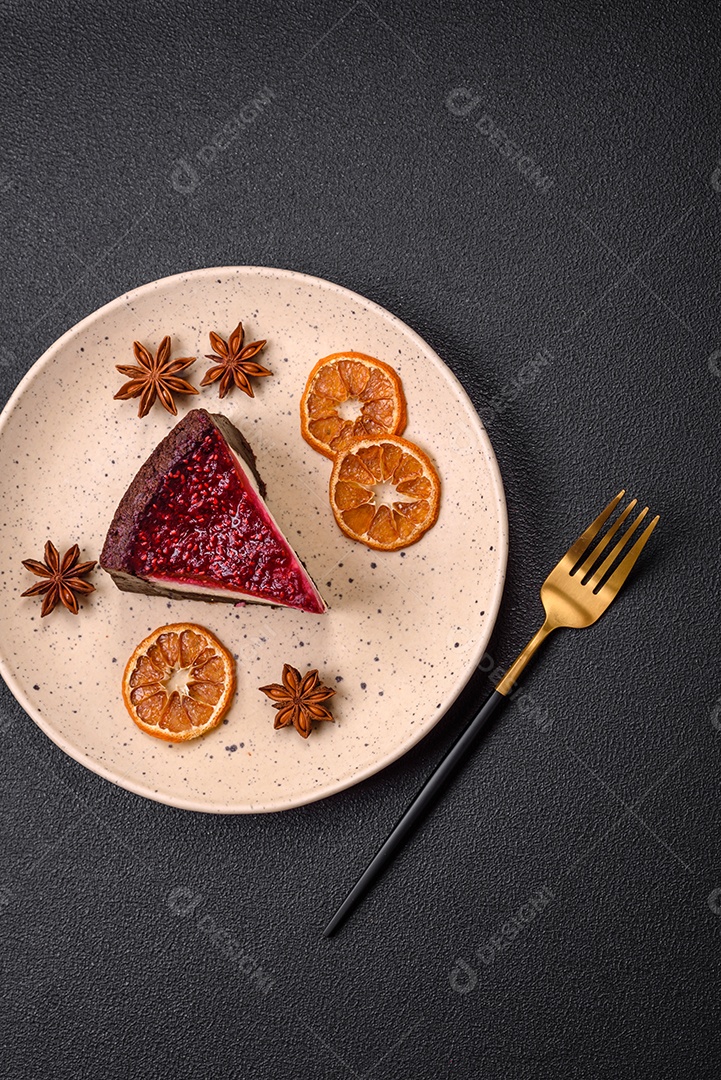 Delicioso bolo de cheesecake doce com queijo mascarpone, framboesas e geléia em um fundo escuro de concreto