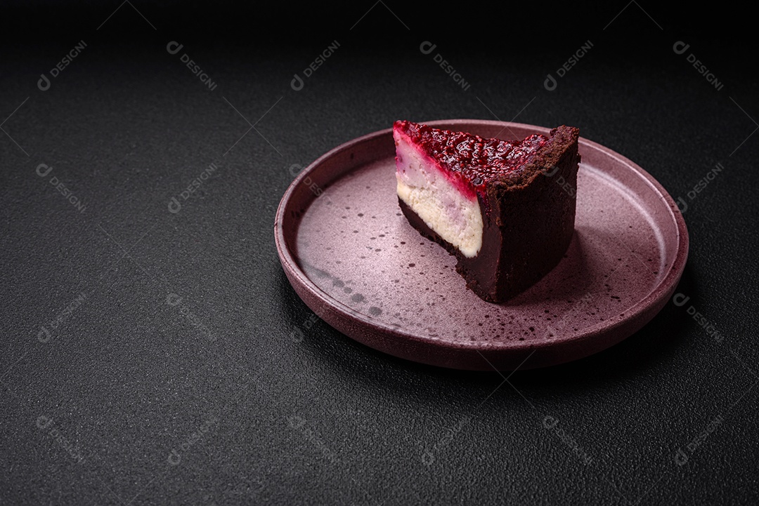 Delicioso bolo de cheesecake doce com queijo mascarpone, framboesas e geléia em um fundo escuro de concreto