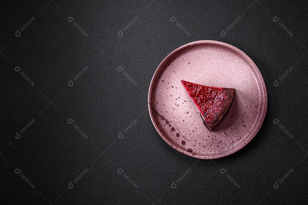 Delicioso bolo de cheesecake doce com queijo mascarpone, framboesas e geléia em um fundo escuro de concreto