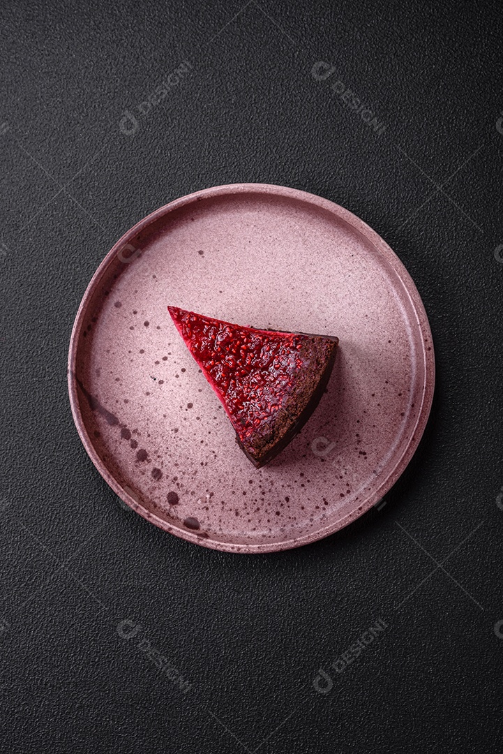 Delicioso bolo de cheesecake doce com queijo mascarpone, framboesas e geléia em um fundo escuro de concreto
