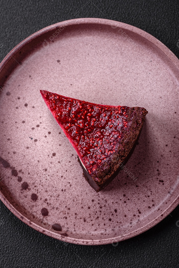 Delicioso bolo de cheesecake doce com queijo mascarpone, framboesas e geléia em um fundo escuro de concreto