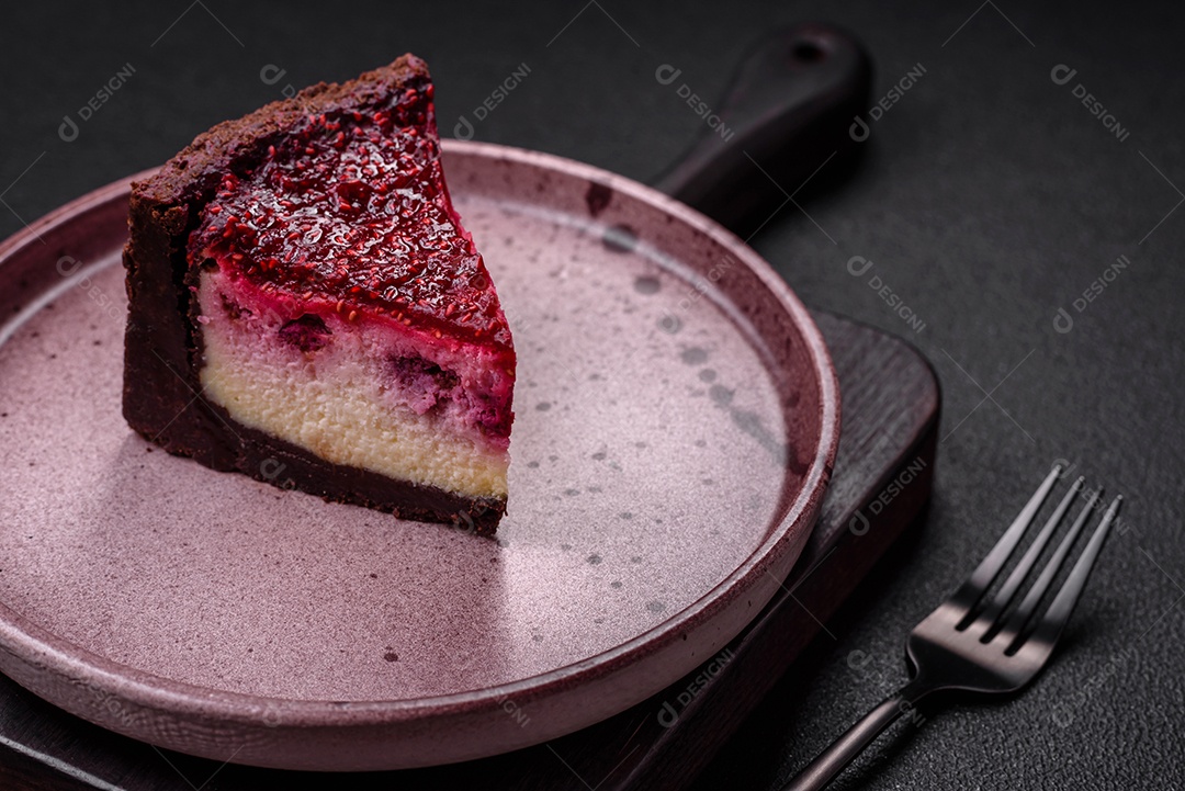 Delicioso bolo de cheesecake doce com queijo mascarpone, framboesas e geléia em um fundo escuro de concreto