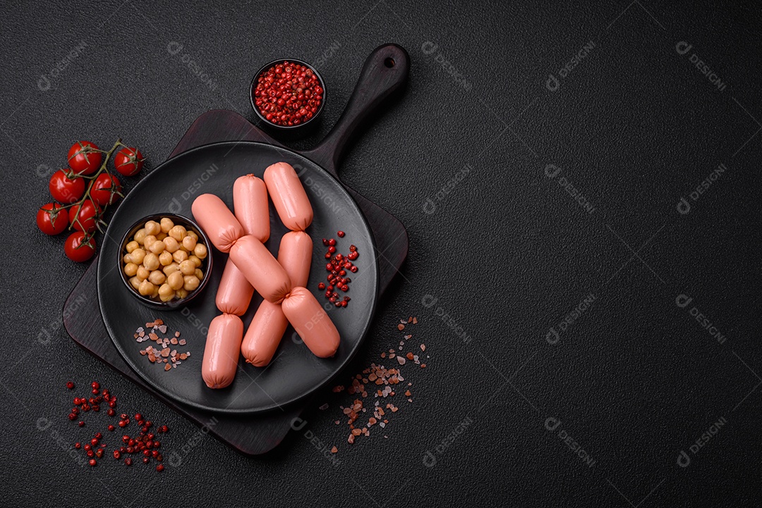 Deliciosa salsicha vegetariana fresca ou salsicha feita de proteína vegetal tofu ou leguminosas seitan, trigo magro com sal e especiarias em fundo de textura