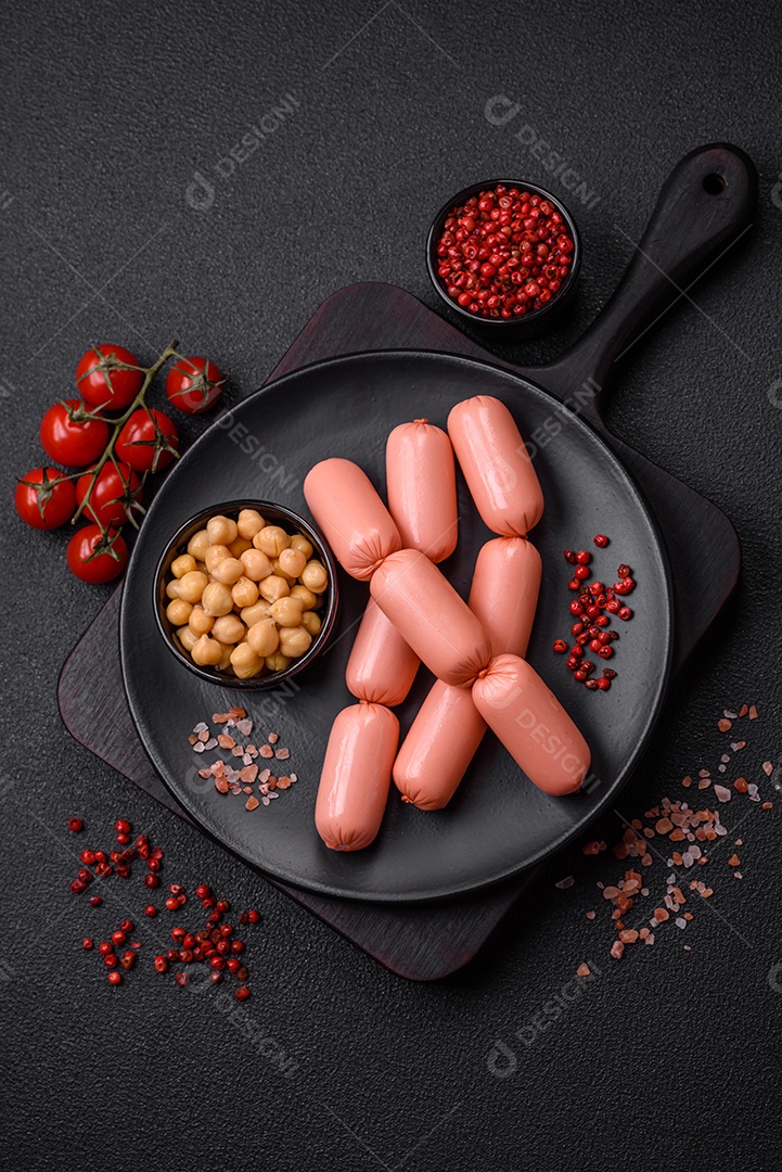 Deliciosa salsicha vegetariana fresca ou salsicha feita de proteína vegetal tofu ou leguminosas seitan, trigo magro com sal e especiarias em fundo de textura