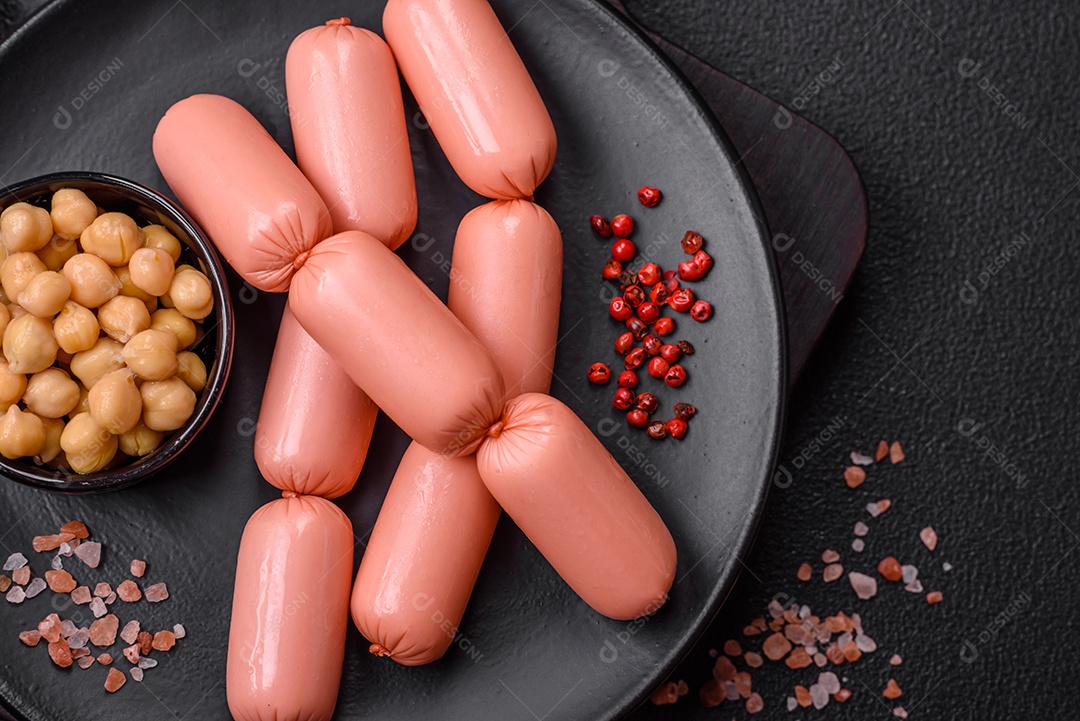 Deliciosa salsicha vegetariana fresca ou salsicha feita de proteína vegetal tofu ou leguminosas seitan, trigo magro com sal e especiarias em fundo de textura