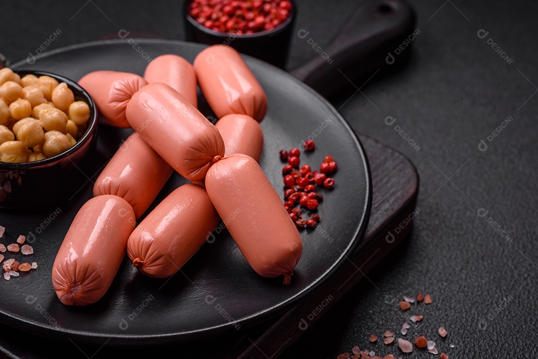 Deliciosa salsicha vegetariana fresca ou salsicha feita de proteína vegetal tofu ou leguminosas seitan, trigo magro com sal e especiarias em fundo de textura