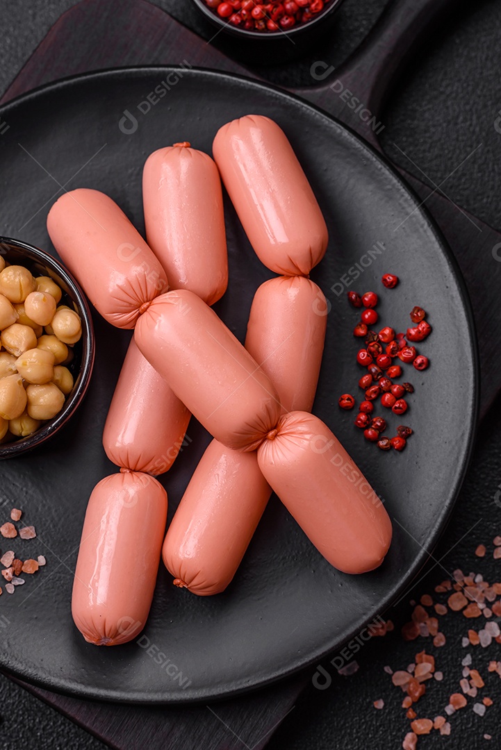 Deliciosa salsicha vegetariana fresca ou salsicha feita de proteína vegetal tofu ou leguminosas seitan, trigo magro com sal e especiarias em fundo de textura