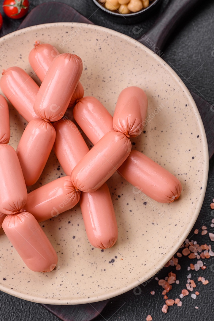 Deliciosa salsicha vegetariana fresca ou salsicha feita de proteína vegetal tofu ou leguminosas seitan, trigo magro com sal e especiarias em fundo de textura