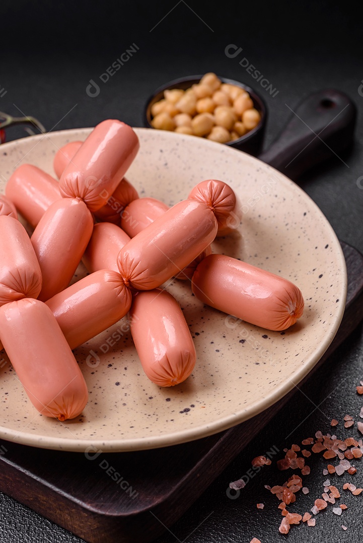 Deliciosa salsicha vegetariana fresca ou salsicha feita de proteína vegetal tofu ou leguminosas seitan, trigo magro com sal e especiarias em fundo de textura