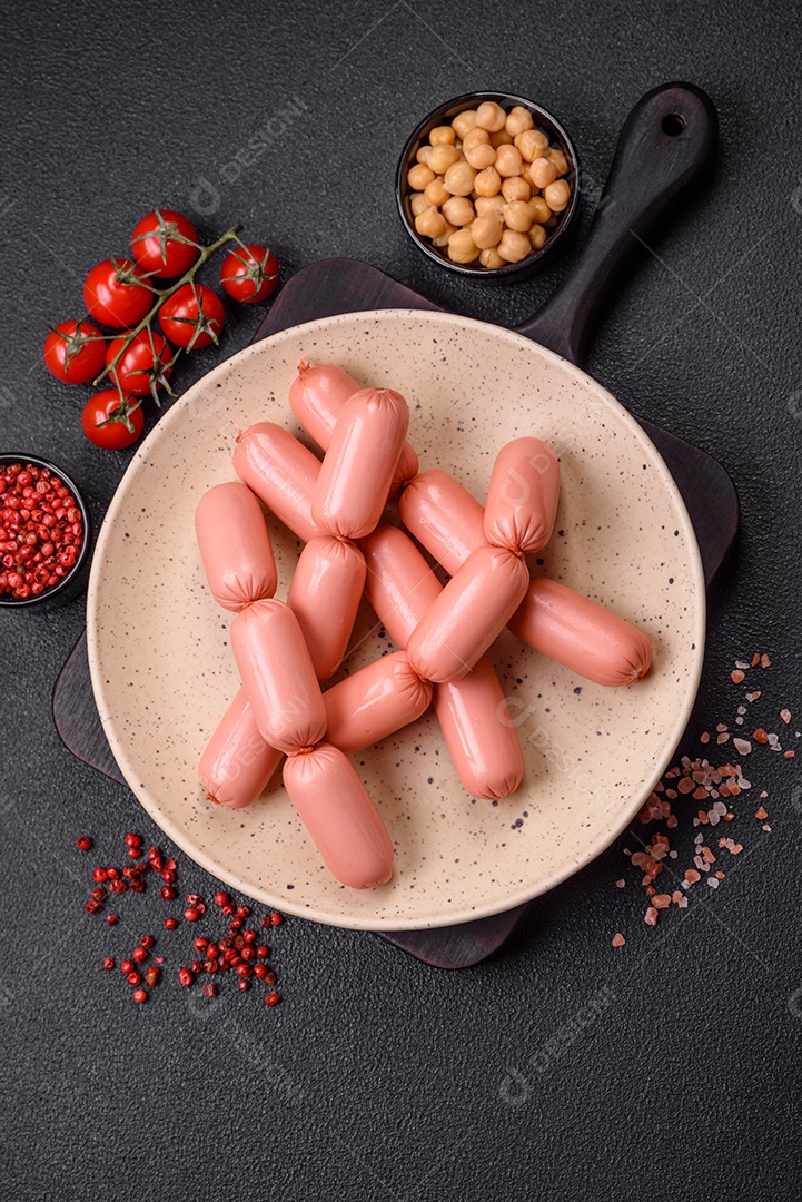 Deliciosa salsicha vegetariana fresca ou salsicha feita de proteína vegetal tofu ou leguminosas seitan, trigo magro com sal e especiarias em fundo de textura