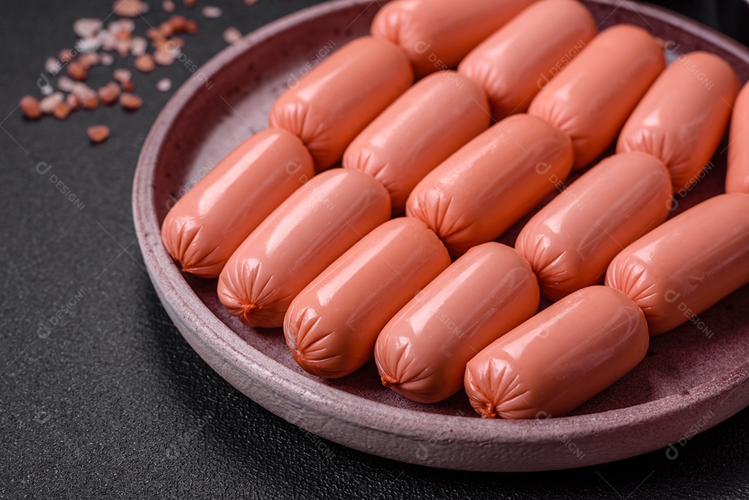 Deliciosa salsicha vegetariana fresca ou salsicha feita de proteína vegetal tofu ou leguminosas seitan, trigo magro com sal e especiarias em fundo de textura