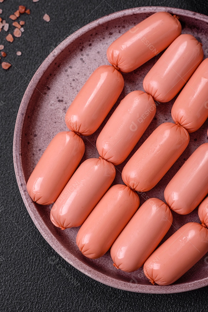 Deliciosa salsicha vegetariana fresca ou salsicha feita de proteína vegetal tofu ou leguminosas seitan, trigo magro com sal e especiarias em fundo de textura