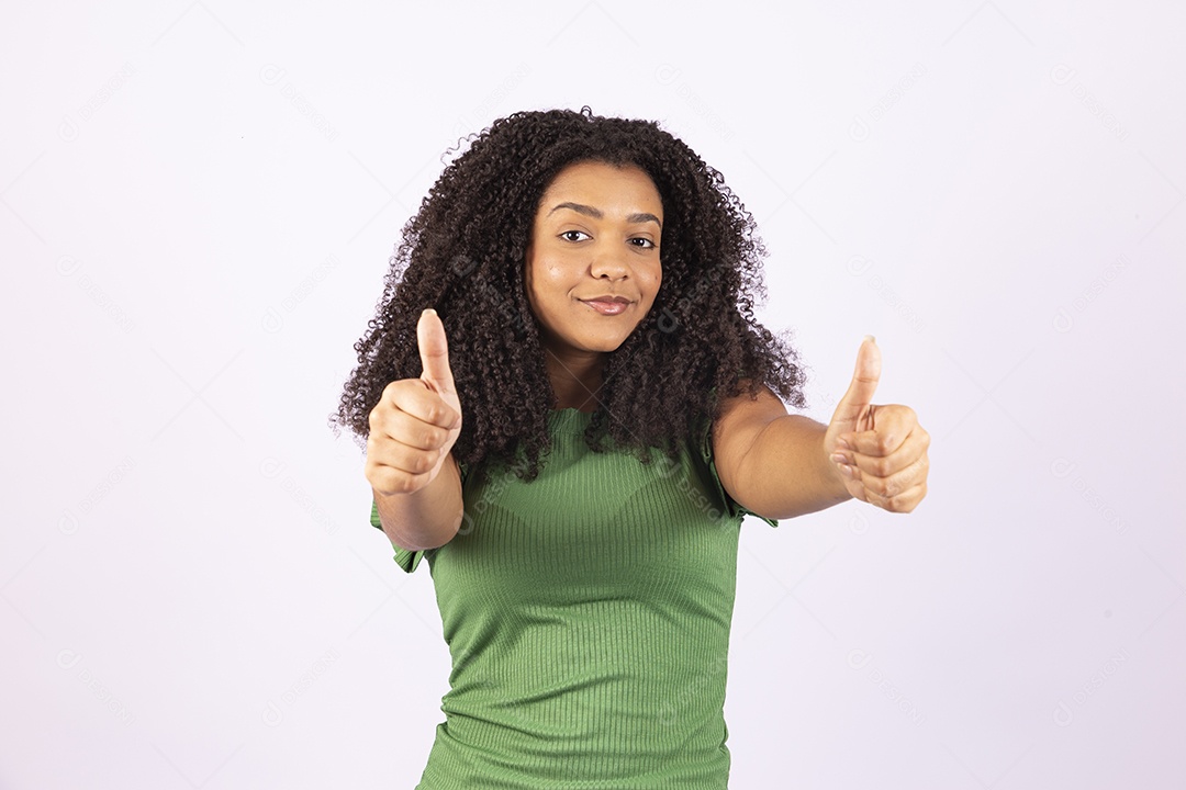 Linda mulher jovem segurando carrinho de compras sobre fundo isolado